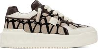 Valentino Garavani Baskets surdimensionnées blanc cassé et brun à clou One Stud