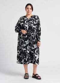 Vero Moda Curve - Robe cache-coeur longue imprimée - Taille 50 - Noir