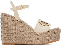Valentino Garavani Sandales à talon compensé blanc cassé à logos en V