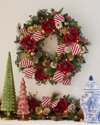 Pre-Lit Classic Christmas Wreath, 28"