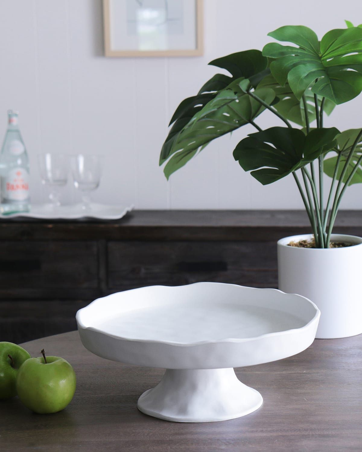 Nube Round Pedestal Cake Plate