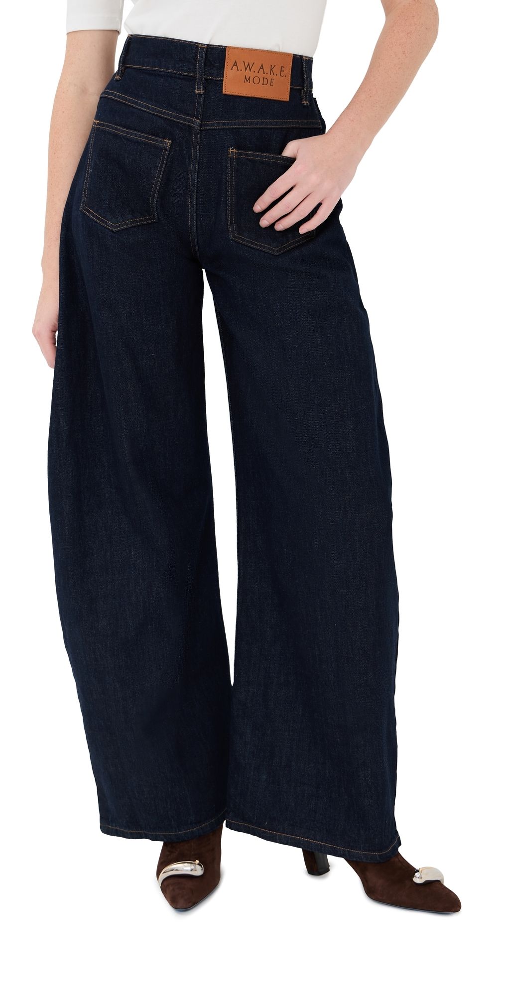 A. W.A. K.E. MODE Rounded Rinse Wash Jeans Indigo Rinse Wash 34