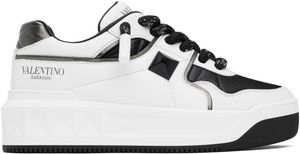 Valentino Garavani Baskets basses blanc et noir en cuir nappa à clou One Stud et à plateforme